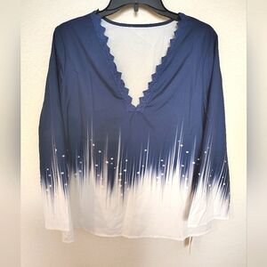 Emery Rose Women's Navy and White V-Neck Top